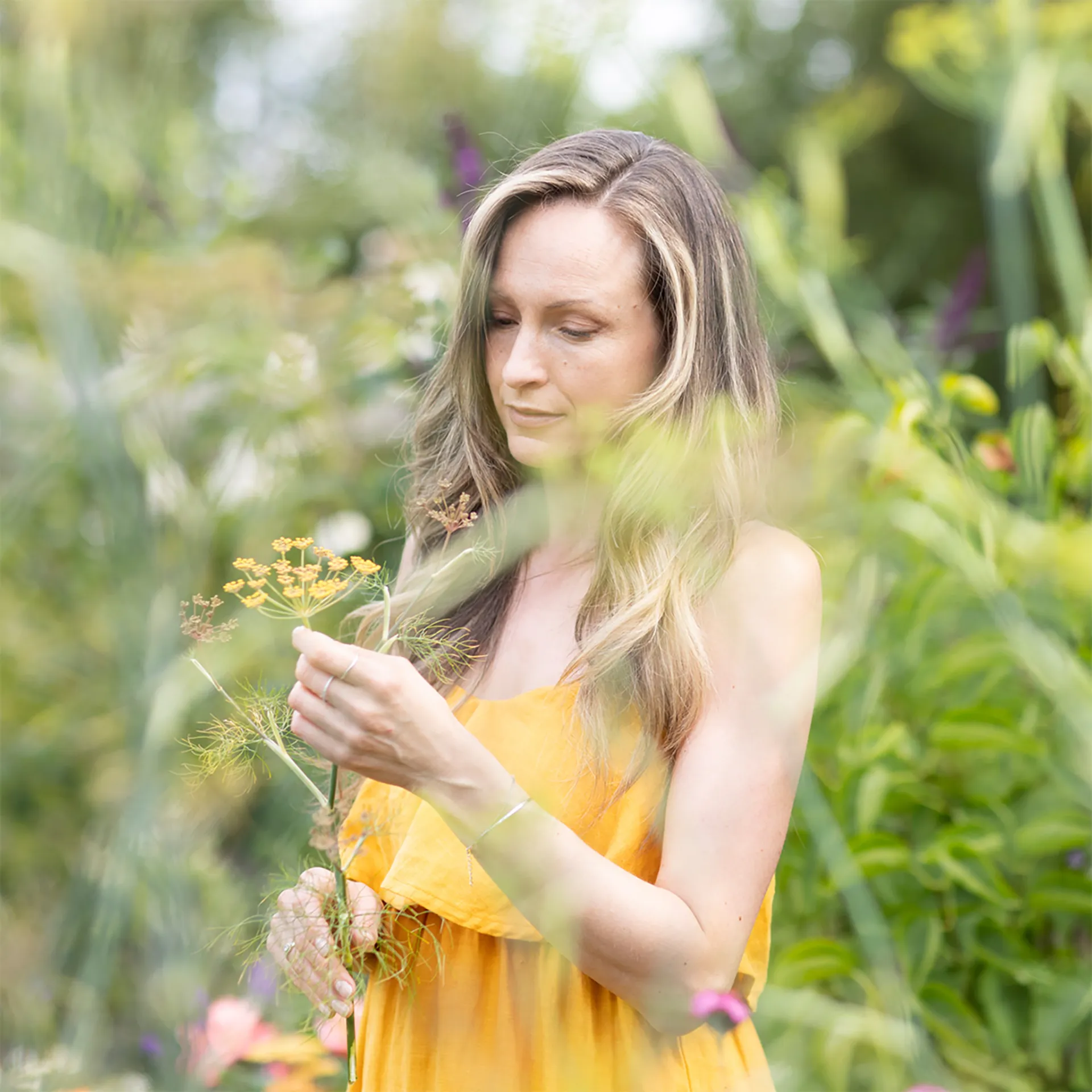 Selaore_ScienceIngredients_L4A8989 copy Woman pics flowers in garden